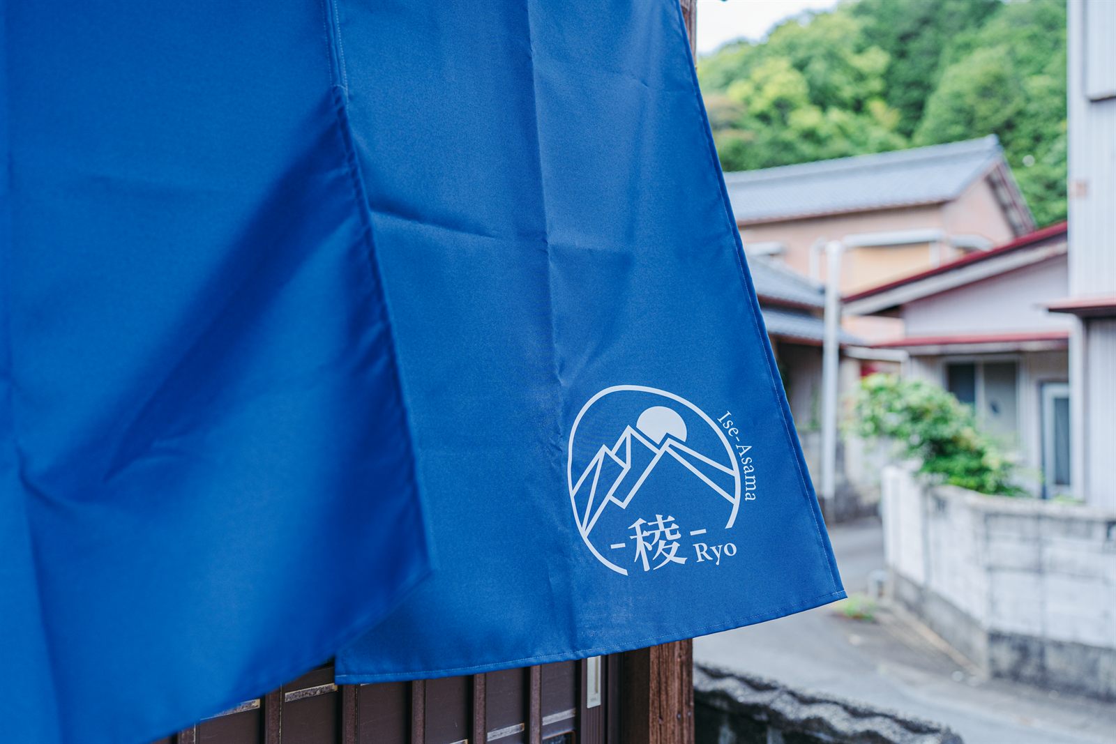 暖簾と朝熊の街並み