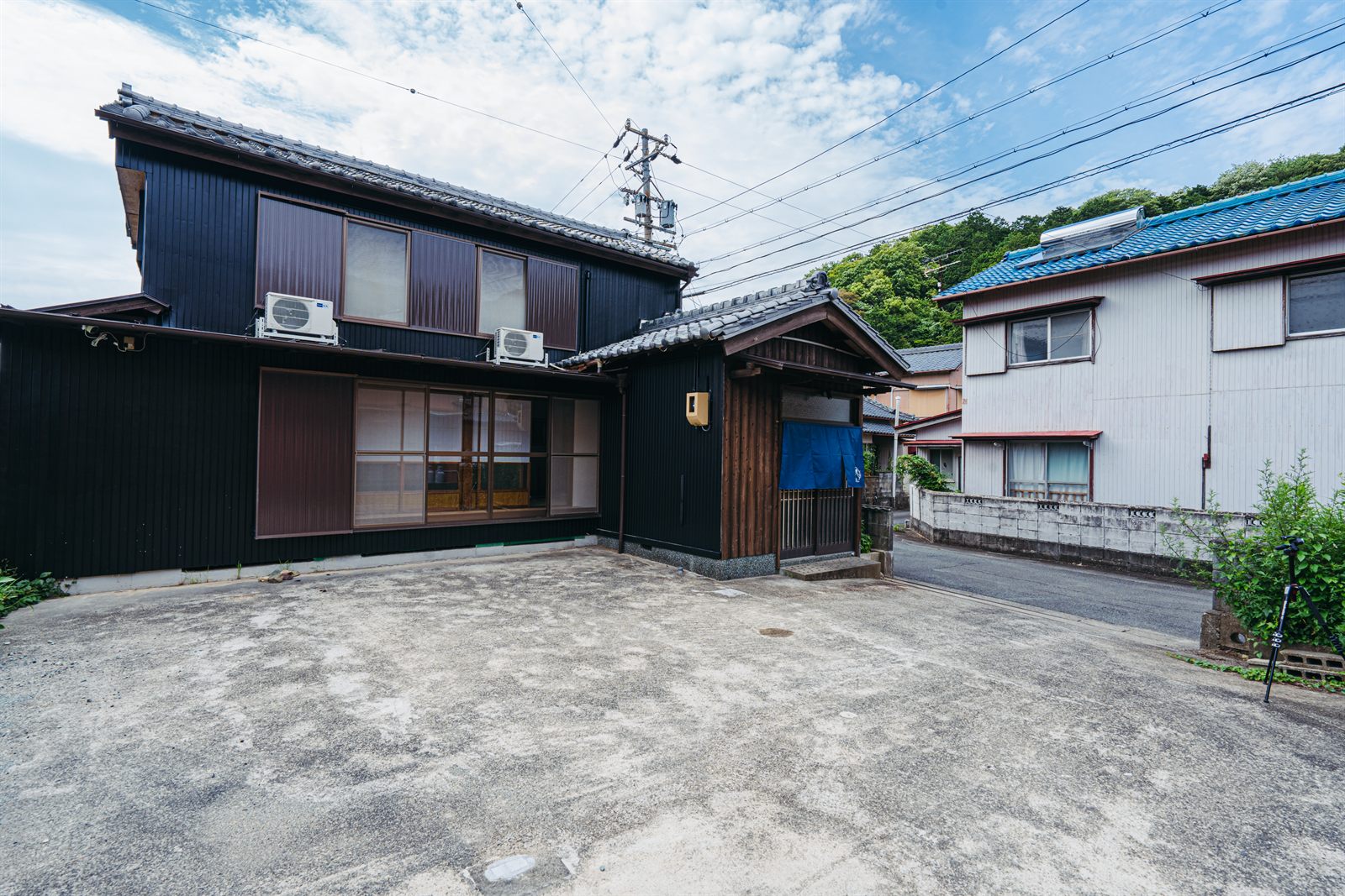 建物全景と駐車スペース