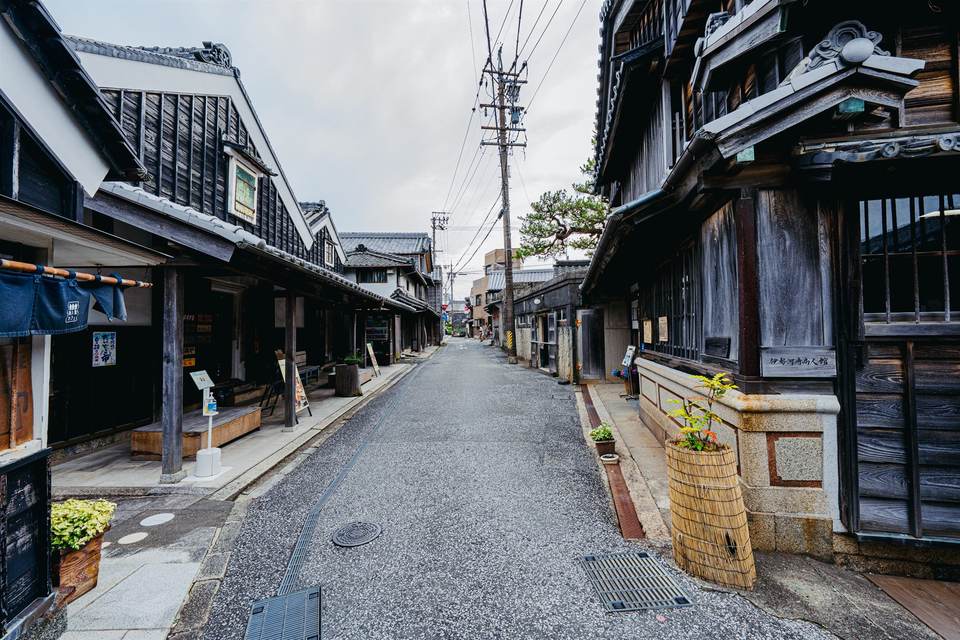 河崎の町並み。黒い板壁の蔵と町家が両側に並ぶ通り