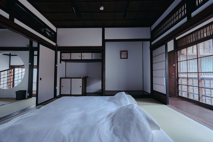 改装後の湊の寝室。丸窓を残し、白い壁と新しい畳に