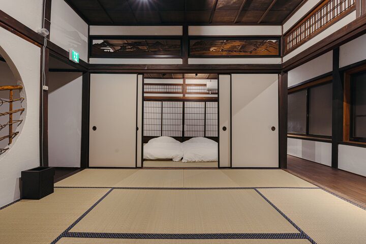 改装後の湊の寝室。襖を張り替え、布団を敷いた和室