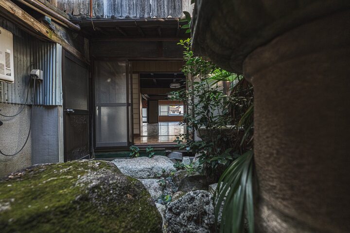 改装前の湊の中庭。苔むした庭石と植栽