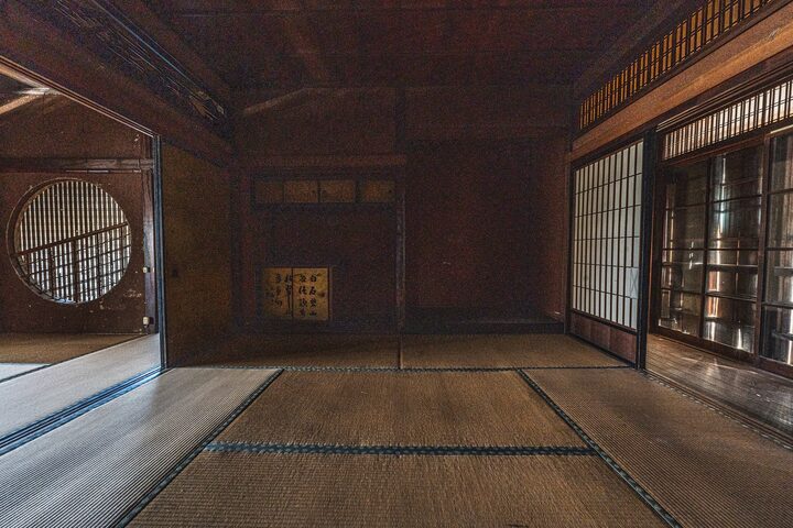 改装前の湊の座敷。丸窓と板の間のある暗い和室