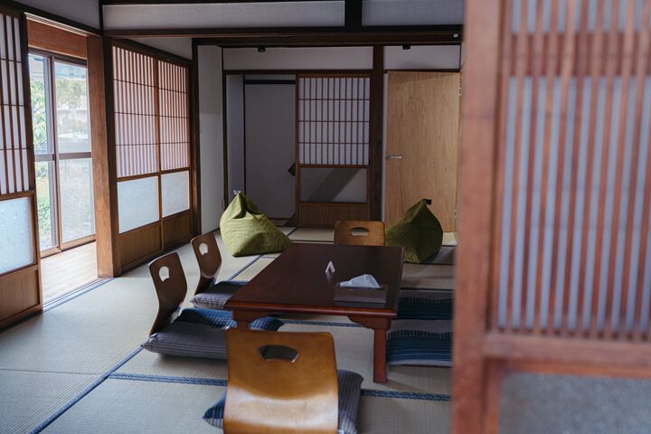 改装後の稜の1階の居室。畳敷きに座卓と座椅子