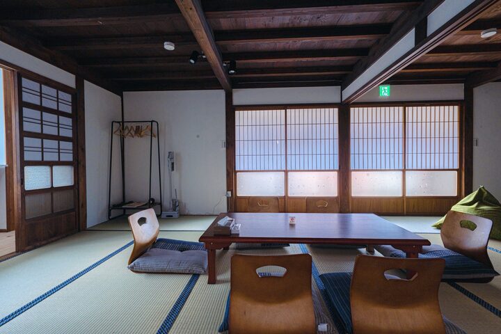 改装後の稜の1階の居室。畳と座卓を置いた広い和室