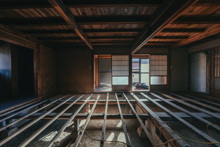 改装中の稜の1階の居室。床をはがし床組みがむき出しの状態